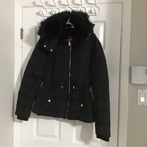 A BLACK JACKET FROM GUESS, SIZE MEDIUM